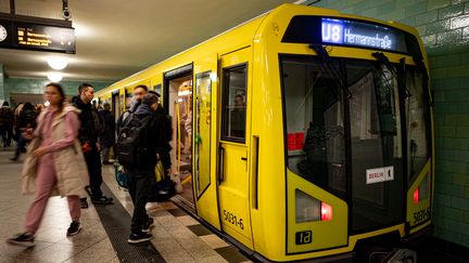 Un métro à Berlin, en Allemagne, le 16 novembre 2023. (FABIAN SOMMER / DPA / AFP)