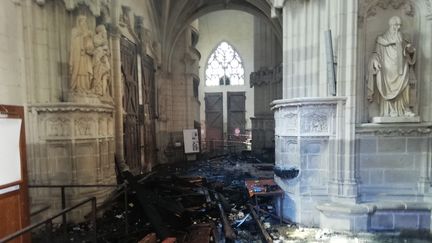 &nbsp;Les restes de l'orgue brûlé après une chute du 1er étage lors de l'incendie de la cathédrale Saint-Pierre-et-Saint-Paul à Nantes, le 18 juillet 2020. (FANNY ANDRE / AFP)