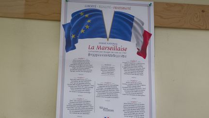 Le texte de "La Marseillaise" est affiché dans classe de CM1 dans une école primaire dans les HAutes-Alpes. (THIBAUT DURAND / HANS LUCAS / VIA AFP)