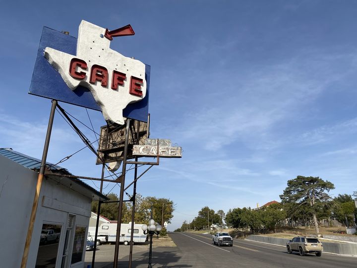 Le "Sage Matt cafe", à Miami, seul restaurant du comté de Roberts (Texas), le 21 octobre 2020. (RAPHAEL GODET / FRANCEINFO)