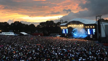 La scène principale du festival des Vieilles Charrues, à Carhaix (Finistère), pendant un concert des Arctic Monkeys, le 19 juillet 2014. (FRED TANNEAU / AFP)