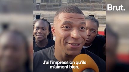 Dans le cadre des “Rencontres Inspirantes”, l’association Inspired by KM a reçu le footballeur Kylian Mbappé aux arènes de Nîmes. Des dizaines d’enfants des quartiers et en situation de handicap étaient aussi présents à l’événement. Brut était sur place.&nbsp; (BRUT / FRANCEINFO)