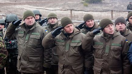 Des soldats ukrainiens &agrave; Kharkov dans l'est de l'Ukraine, le 13 mars 2015. (SOFIYA BOBOK / ANADOLU AGENCY / AFP)