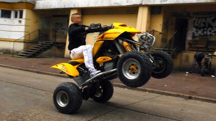 Un jeune homme en&nbsp;"wheeling"&nbsp;sur un quad à&nbsp;Clichy-sous-Bois (Seine-Saint-Denis), le 28 août 2009. (HADJ / SIPA)