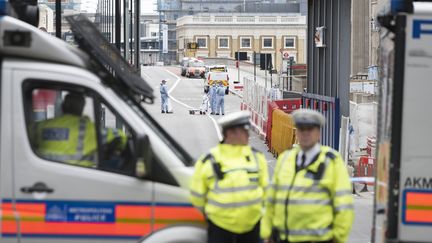 Des policiers britanniques devant le London Bridge, le 4 juin 2017. (IK ALDAMA / AFP)