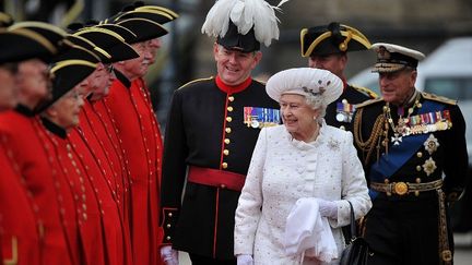 La reine Elizabeth II s'appr&ecirc;te &agrave; embarquer sur les quais de la Tamise &agrave; Londres (Royaume-Uni), le 3 juin 2012. (BETHANY CLARKE / POOL)