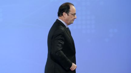 Le pr&eacute;sident de la R&eacute;publique, Fran&ccedil;ois Hollande, quitte la sc&egrave;ne apr&egrave;s un discours &agrave; l'occasion de la "Social Web Week" au palais de l'Elys&eacute;e, &agrave; Paris, le 4 d&eacute;cembre 2014. (PHILIPPE WOJAZER / AFP)