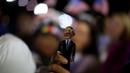 Un supporter du pr&eacute;sident Obama brandi une poup&eacute;e &agrave; son effigie dans la foule du centre McCormick de Chicago. (CHIP SOMODEVILLA / GETTY IMAGES / AFP)