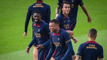 Kylian Mbappé, Ousmane Dembélé et Ethan Mbappé à l'entraînement avec le PSG, le 18 août 2023 à Poissy. (MATTHIEU MIRVILLE / AFP)