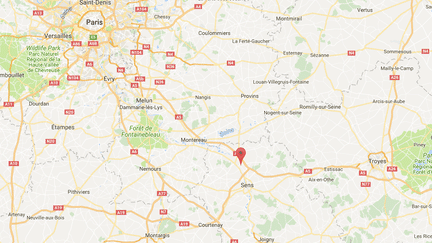 Cet homme de 36 ans a été percuté alors qu'il marchait avec un groupe de personnes le long de la D25, à la sortie de Gisy-les-Nobles, au nord de Sens (Yonne). (GOOGLE MAPS / FRANCEINFO)