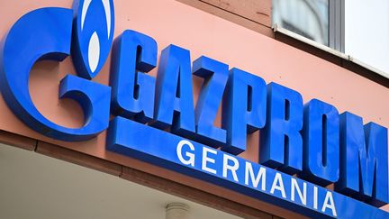 Le logo de Gazprom au siège social de l'entreprise à Berlin (Allemagne). (AFP)