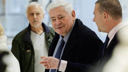 L'ex-eurodéputé Bruno Gollnisch (au centre) sort de la salle d'audience lors du procès des assistants parlementaires du FN au tribunal, à Paris le 13 novembre 2024. (GEOFFROY VAN DER HASSELT / AFP)