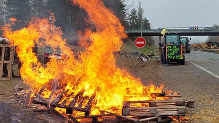 Un barrage mis en place par des agriculteurs sur l'A62, près d'Agen, samedi 27 janvier 2024. (BENJAMIN ILLY / FRANCEINFO)