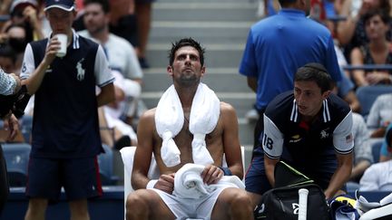 Le joueur serbe Novak Djokovic, pendant l'US Open 2018 à New York, sous des températures pouvant aller jusqu'à 35 degrés. (JASON SZENES / EPA)