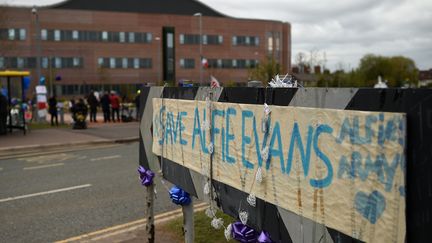 Une banderole "sauvez Alfie Evans" brandie par des manifestants devant l'hôpital&nbsp;Alder Hey&nbsp;à Liverpool, le 26 avril 2018. (OLI SCARFF / AFP)