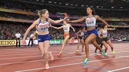 Les&nbsp;Britanniques Laviai Nielsen (à droite) et Eilidh Doyle (à gauche) se passent le relais, lors du championnat du monde d'athlétisme, le 13 août 2017, à Londres (Royaume-Uni).&nbsp; (KIRILL KUDRYAVTSEV / AFP)