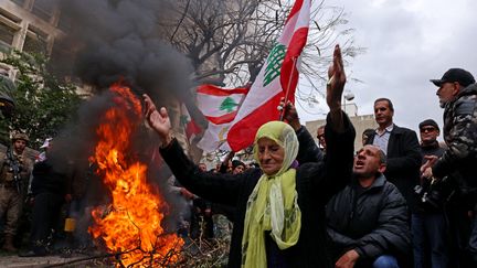 Des manifestants protestent contre la situation économique du pays, le 30 mars 2023, devant la banque centrale de Beyrouth, au Liban. (JOSEPH EID / AFP)