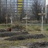 Les tombes de civils ukrainiens retrouvés morts après le départ des forces russes à Boutcha, près de Kiev, le 4 avril 2022. (MAXYM MARUSENKO / NURPHOTO / AFP)