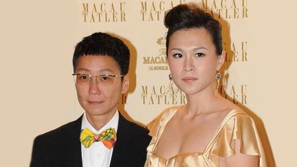 Gigi Chao (D), fille du magnat de Hong Kong Cecil Chao Sze-tsung, avec sa partenaire, le 4 septembre 2011 à Macao. (APPLE DAILY / AFP)