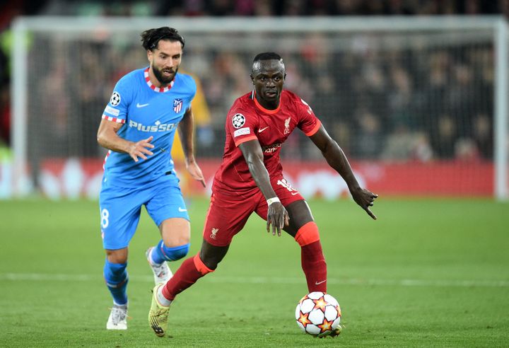 Sadio Mané se joue du défenseur de l'Atlético, Felipe, lors du match entre Liverpool et l'Atlético Madrid, mercredi 3 novembre 2021. (OLI SCARFF / AFP)