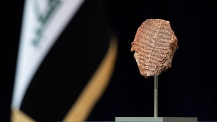 &nbsp;La "tablette de Gilgamesh", joyau mésopotamien vieux de 3 500 ans. (SAUL LOEB / AFP)