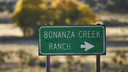 Un panneau du ranch&nbsp;"Bonanza Creek" le 29 octobre 2021 au Nouveau-Mexique (Etats-Unis) où le tournage du film "Rust" a eu lieu. (PATRICK T. FALLON / AFP)