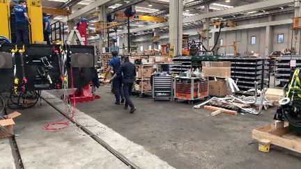 Dans l'usine Tesmec à Bergame qui a repris la production après le confinement en Italie, le 5 mai 2020 (capture écran). (FRANCEINFO / RADIOFRANCE)