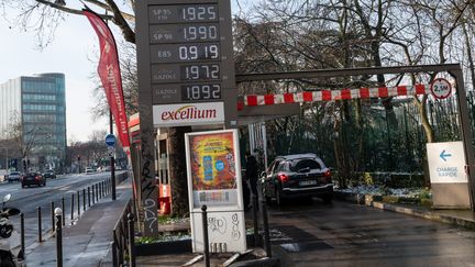 Une station-service à Paris le 18 janvier 2024. (RICCARDO MILANI / HANS LUCAS / AFP)