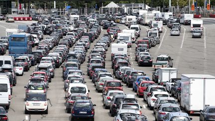 Des véhicules patientent à un péage, dans le Rhône, le 25 juillet 2018. (ROMAIN LAFABREGUE / AFP)