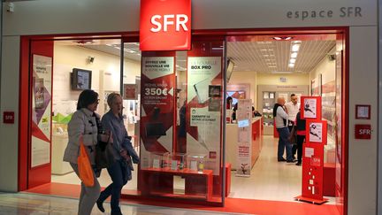 Une boutique SFR &agrave; Paris le 6 mars 2014. (REMY DE LA MAUVINIERE / AP / SIPA)