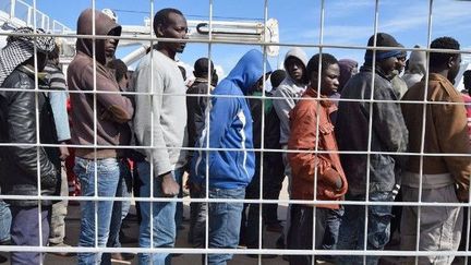 Des migrants au port de Messine après le naufrage de leur embarcation en mars 2016. (GIOVANNI ISOLINO/AFP)