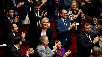 Pour la première fois, le RN va présider une vingtaine de groupes d'amitié à l'Assemblée nationale. (Marine Le Pen et son groupe, le 23 octobre 2022). (JULIEN DE ROSA / AFP)