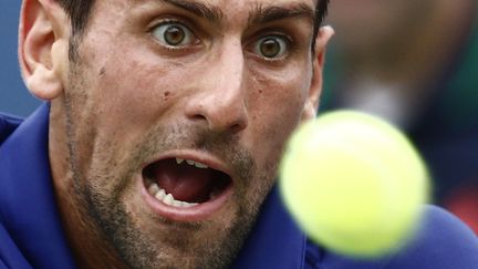 Le Serbe Novak Djokovic face au Suisse Stanislas Wawrinka lors du tournoi de tennis de l'US Open &agrave; New York (Etats-Unis), le 5 septembre 2012. (EDUARDO MUNOZ / REUTERS)