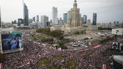 Une manifestation d'ampleur à Varsovie, en Pologne, le 1er octobre 2023. (JAKUB PORZYCKI / ANADOLU AGENCY / AFP)