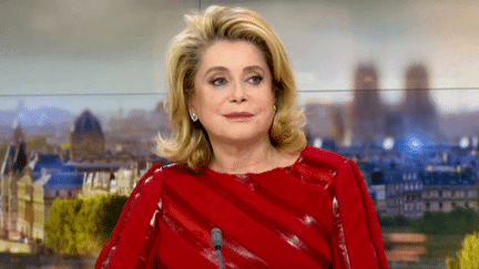 Catherine Deneuve sur le plateau de France 2 venue présenter le film "La Tête Haute", réalisé par Emmanuelle Bercot
 (France 2 / Culturebox)