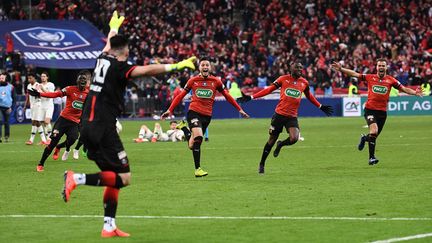 Les joueurs du Stade Rennais, vainqueurs de la finale de la Coupe de France face au PSG, le 27 avril 2019. (ANNE-CHRISTINE POUJOULAT / AFP)