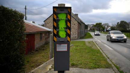 Un radar tagué à&nbsp;Pleurtuit, en Ille-et-Vilaine (illustration). (DAMIEN MEYER / AFP)