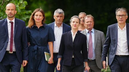 Des représentants du Nouveau Front populaire arrivent à l'Elysée, à Paris, avec leur candidate pour Matignon, Lucie Castets, le 23 août 2024. (DIMITAR DILKOFF / AFP)