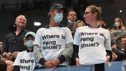 Deux spectateurs de la finale femmes de l'Open d'Australie avec des t-shirts "Où est Peng Shuai ?", le 29 janvier 2022 à Melbourne.&nbsp; (WILLIAM WEST / AFP)