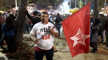 Un supporter de Fernando Haddad au meeting du candidat du Parti des travailleurs à Sao Paulo au Brésil le 24 octobre 2018. (SANDRINE ETOA-ANDEGUE / RADIO FRANCE)