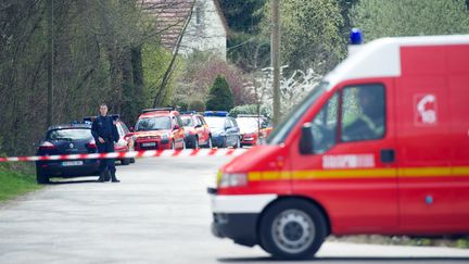 Un policier &agrave;&nbsp;Schlierbach (Haut-Rhin) o&ugrave; trois enfants ont &eacute;t&eacute; tu&eacute;s, le 11 avril 2015. (SEBASTIEN BOZON / AFP)