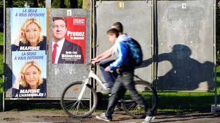 Des affiches de campagne de Marine Le Pen et Jean-Luc M&eacute;lenchon&nbsp;dans une rue d'H&eacute;nin-Beaumont. Tous deux sont candidats dans la 11e circonscription du Pas-de-Calais. (PHILIPPE HUGUEN / AFP)