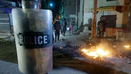 Intervention de la police dans les rues de Dakar, au Sénégal, dans la nuit du 3 au 4 juin 2020. Des émeutes éclatent dans tout le pays pour réclamer un allègement des mesures de lutte contre l'épidémie de coronavirus. (CHRISTOPHE VAN DER PERRE / REUTERS)