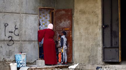 Ces immeubles squattés du centre-ville sont situés à une dizaine de mètres du siège du GNA, qui semble avoir été dépassé par l'afflux des déplacés. Mayssoun al-Diab, chargée des déplacés et membre d'un "Comité de crise" du GNA, ne ménage pas le gouvernement, et critique l'"inaction des autorités".&nbsp; &nbsp;&nbsp; (MAHMUD TURKIA / AFP)