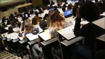 Des étudiants en première année de médecine dans un amphithéâtre d'une faculté de médecine parisienne, le 12 septembre 2018. (MAXPPP)