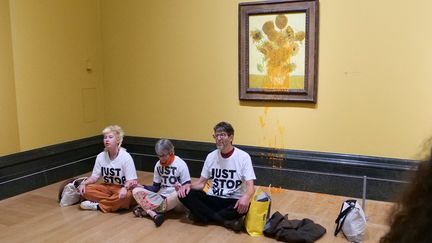 Des activistes de Just Stop Oil posent après avoir aspergé, le 27 septembre 2024, deux tableaux de Van Gogh à la National Gallery de Londres. (- / JUST STOP OIL)