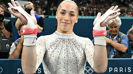 La gymnaste franco-algérienne Kaylia Nemour est devenue championne olympique des barres asymétriques aux JO de Paris, le 4 août 2024. (LIONEL BONAVENTURE / AFP)