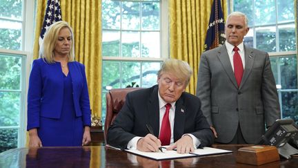 Donald Trump a signé un décret présidentiel visant à éviter la séparation des familles de migrants mexicaines. (MANDEL NGAN / AFP)