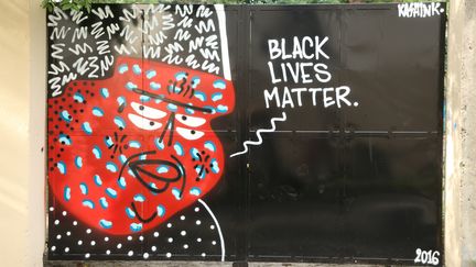 Le street art en réaction aux violences policières contre les Noirs aux Etats-Unis, signé par&nbsp;l'artiste parisienne Kashink, peinte dans le 20e arrondissement parisien le 28 septembre 2016. (CAMILLE ADAOUST / FRANCEINFO)