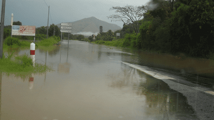 Les inondations sur la commune de Bourail (Nouvelle-Cal&eacute;donie), o&ugrave; un enfant de 6 ans est mort, emport&eacute; par les eaux, mardi 4 f&eacute;vrier 2014. (NOUVELLE CALEDONIE 1ERE / FRANCETV INFO)